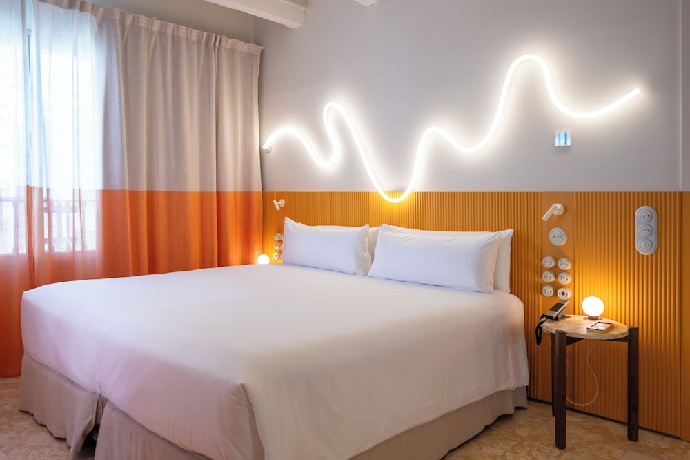 City, Single, Queen Bed