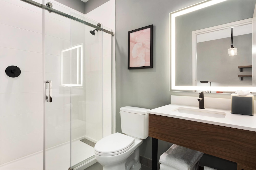 La Quinta Inn & Suites by Wyndham Mount Laurel / Moorestown 53/58