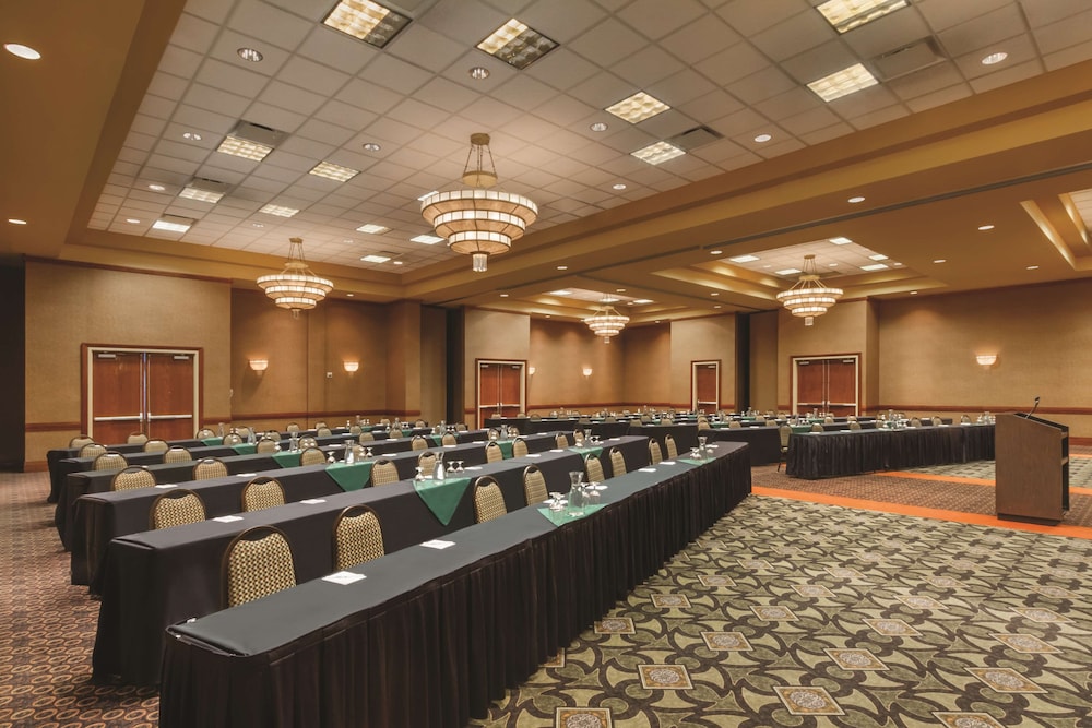 Embassy Suites by Hilton Portland Airport 62/66