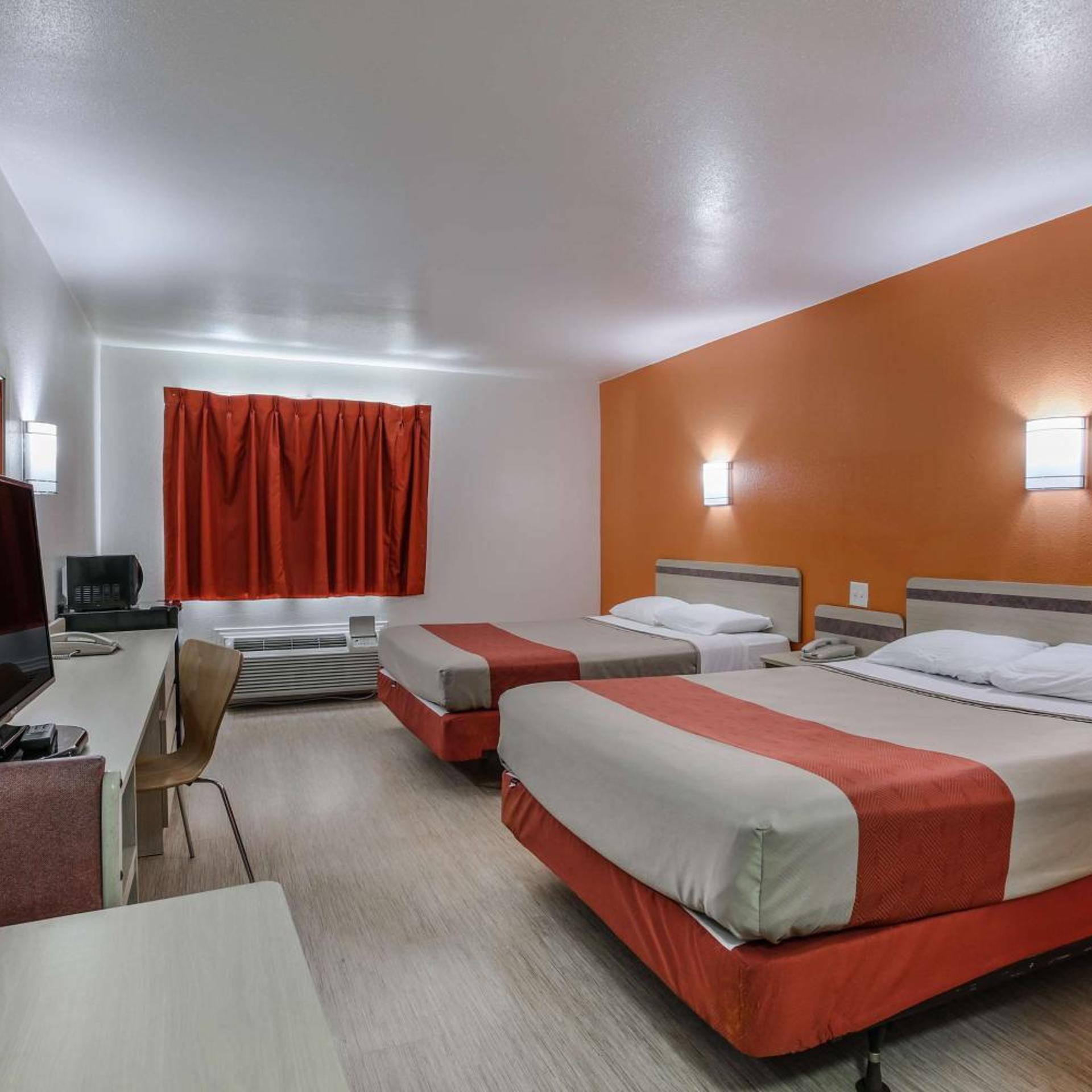 2 Queen Beds - Non-Smoking, Motel6 Pasadena, TX 3/10
