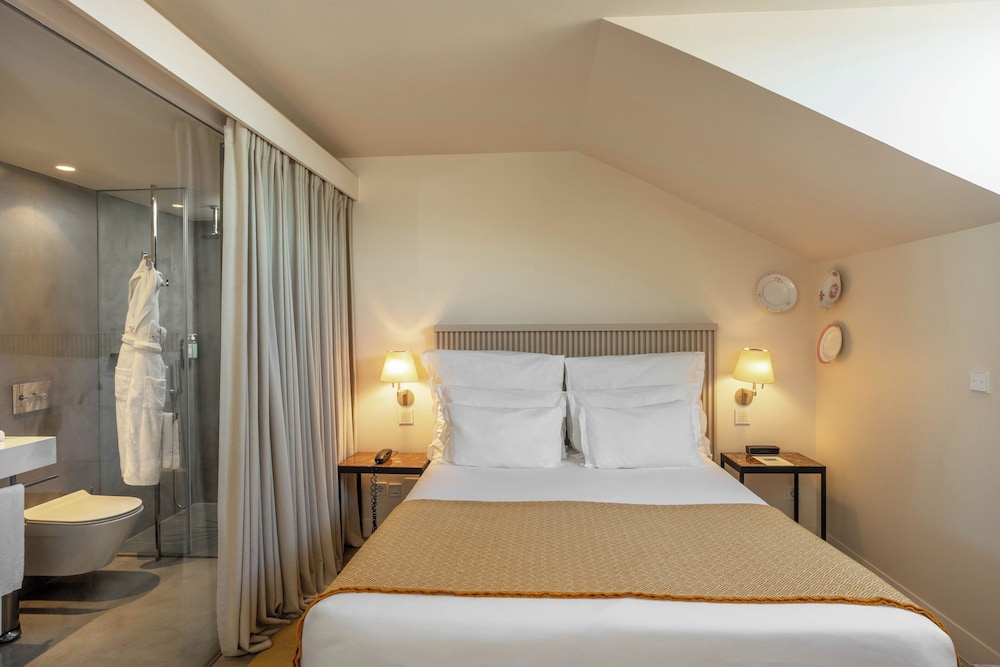 Mansard, Superior, Queen Bed