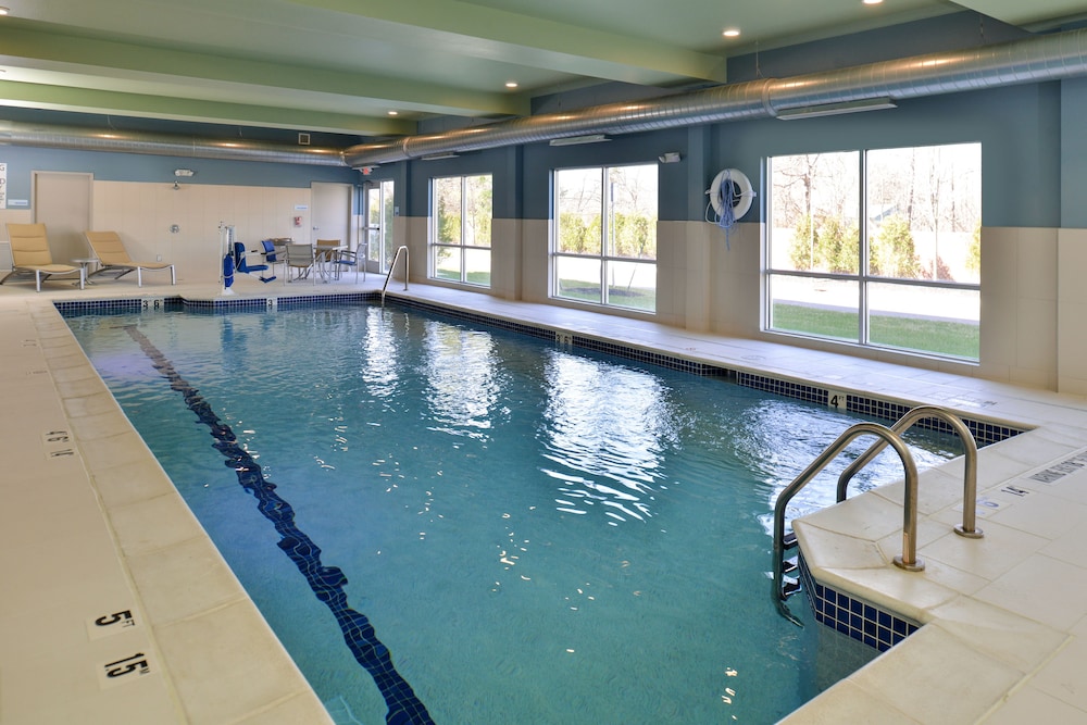 Holiday Inn Express Suites Farmington Hills Detroit 2/54