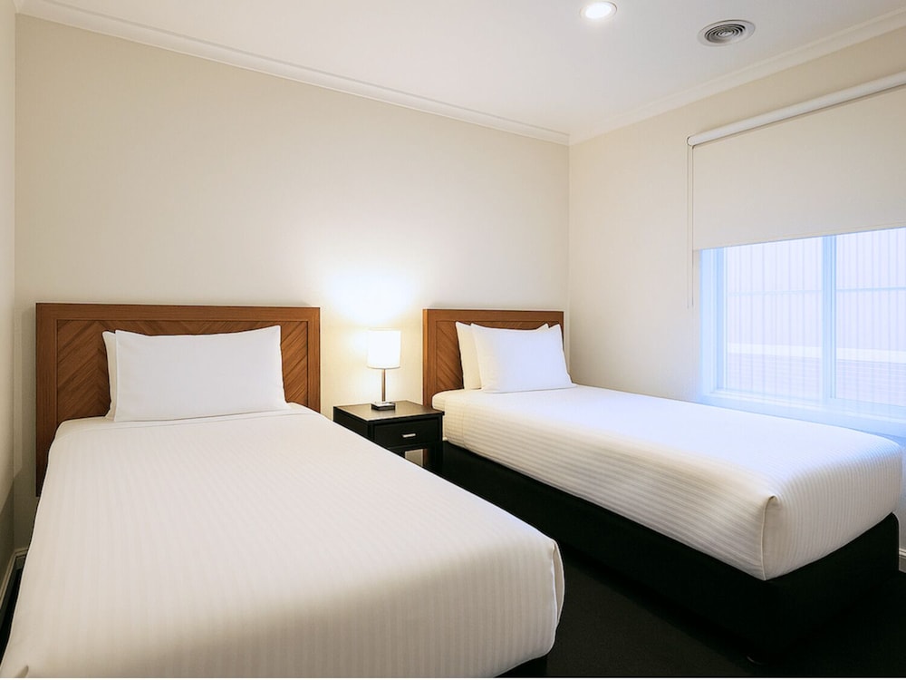 Fawkner Suites Serviced Apartments 25/64