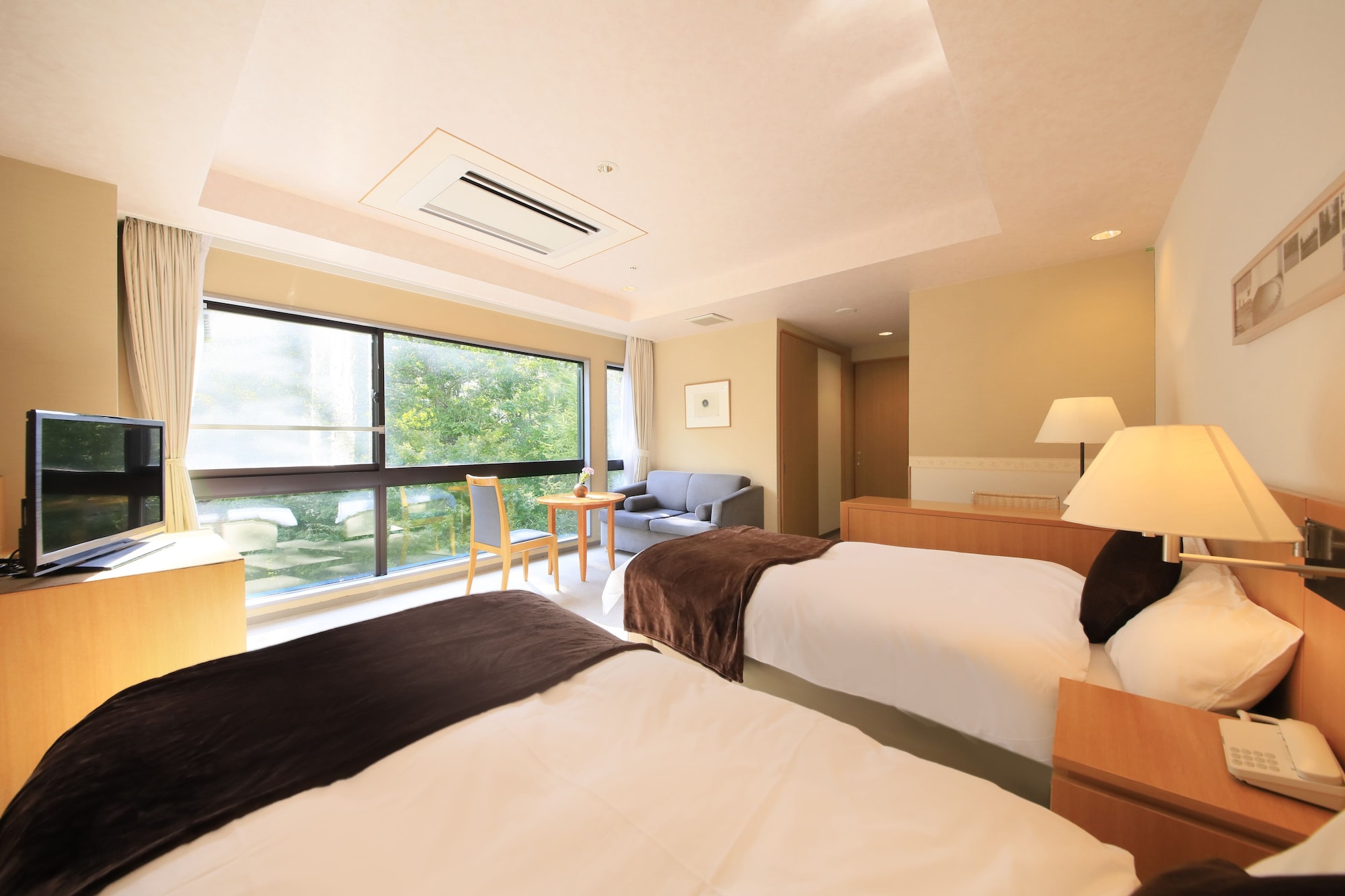 ROOM, TWIN BEDS, WITH VIEW, BATHTUB