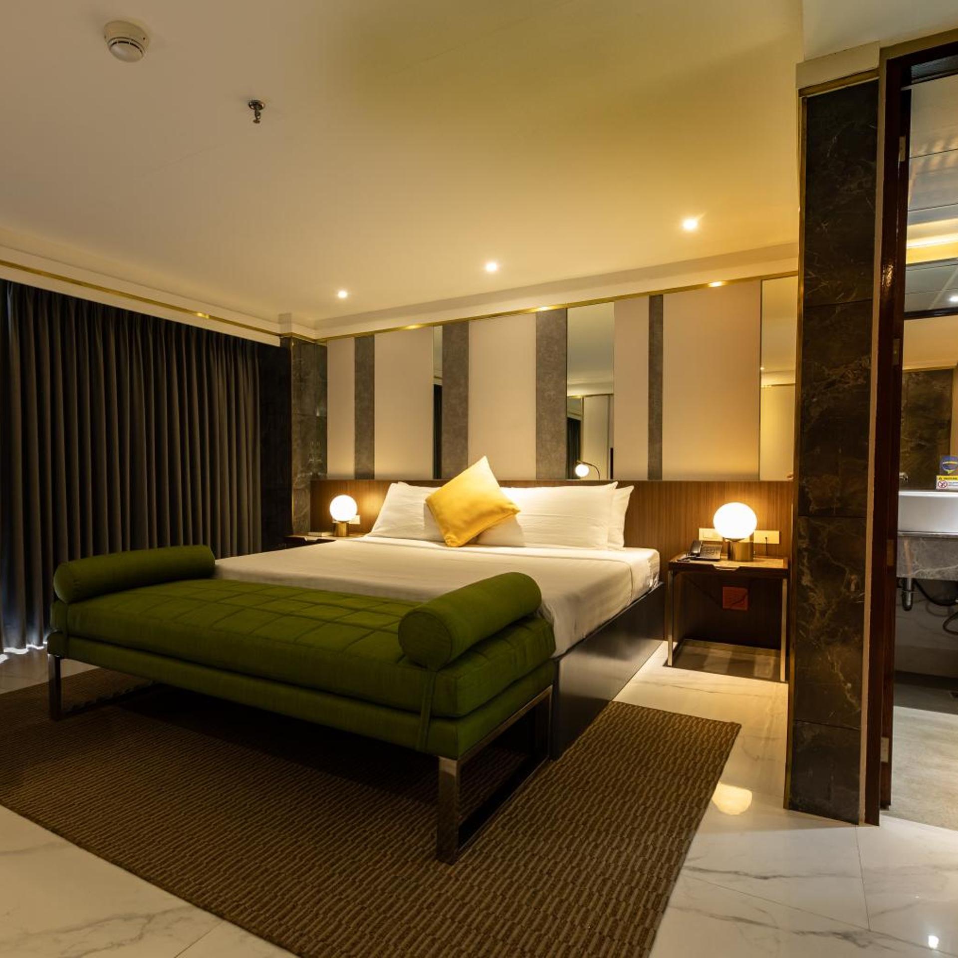 Plaza, Suite