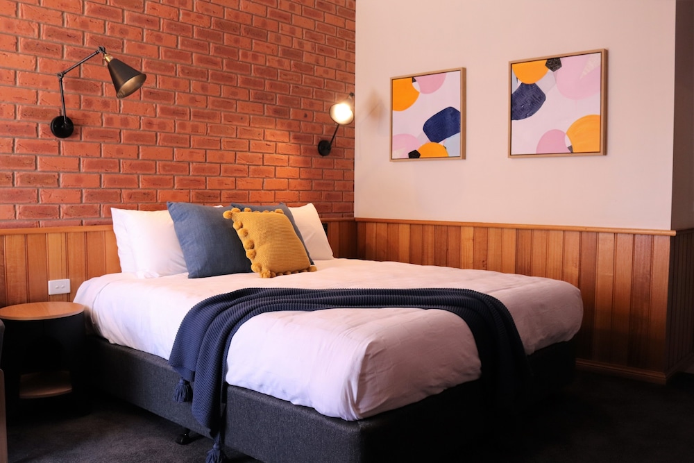 Golden River Motor Inn 29/33