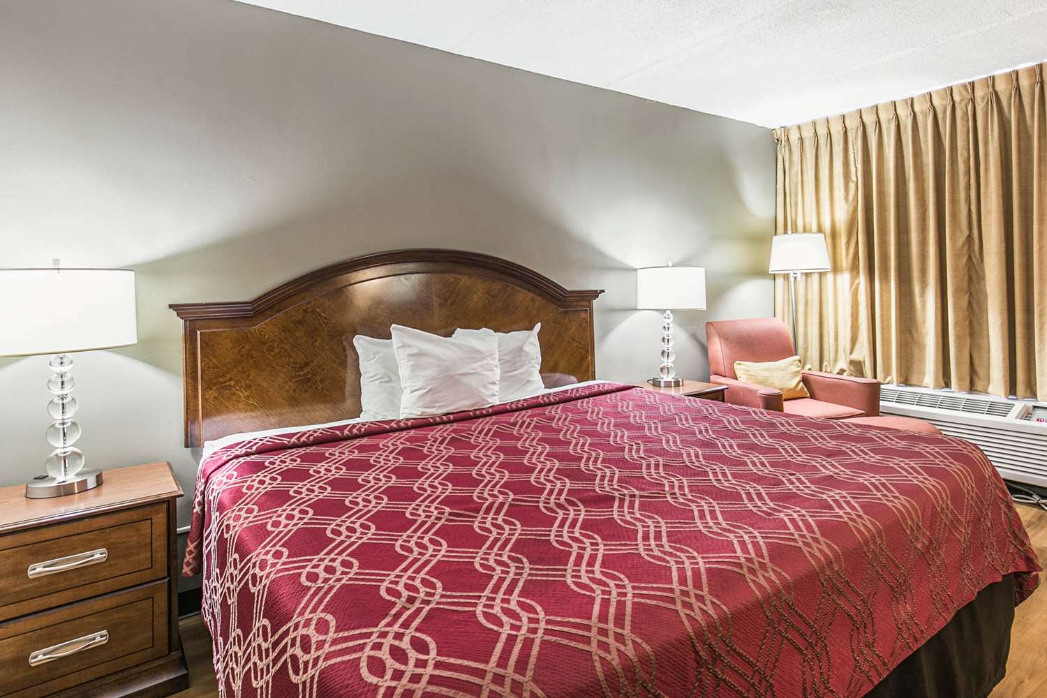 Efficiency, King Bed, Smoking, Accessible