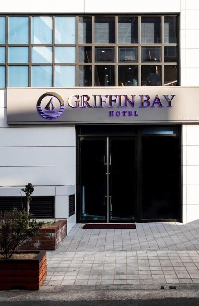 Griffin Bay Hotel 4/50