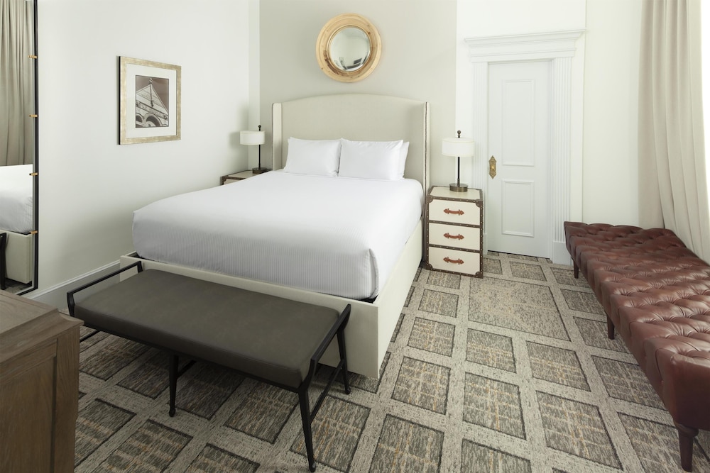 Governor, Suite, King Bed, Balcony