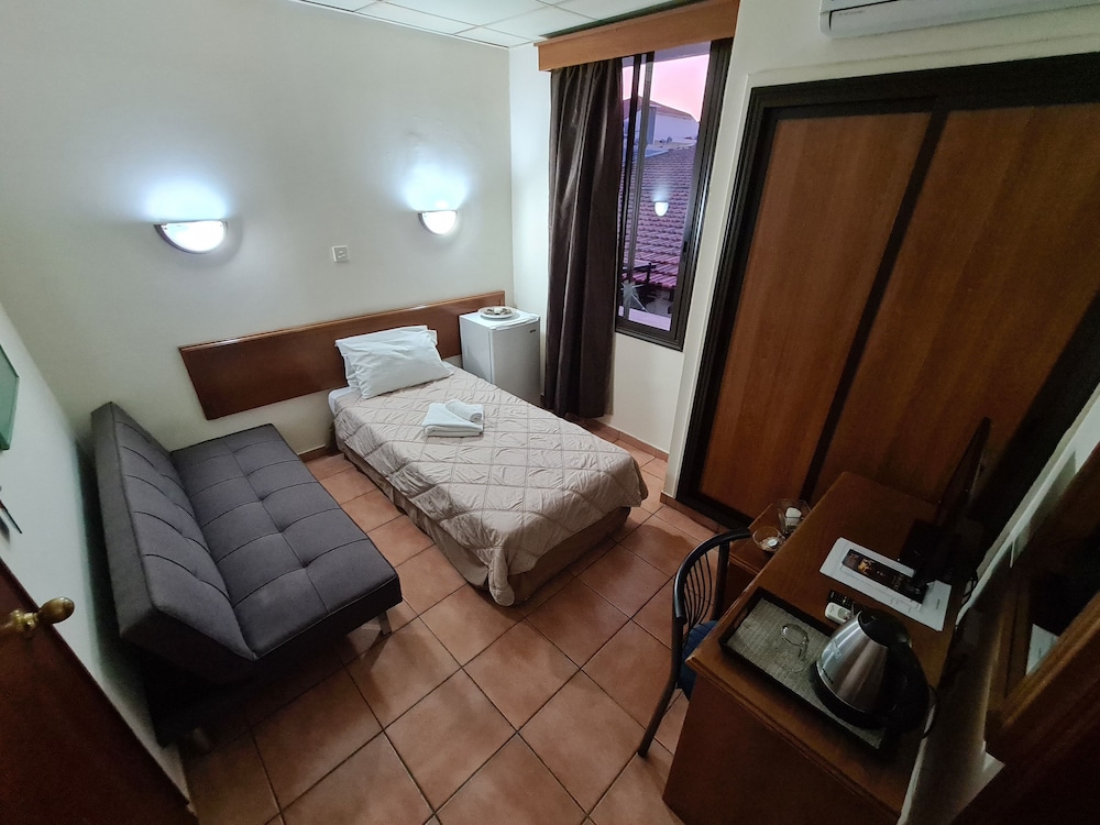 ROOM, SINGLE