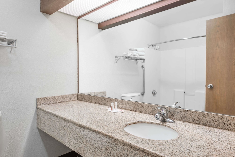 Days Inn Suites Casey 8/14