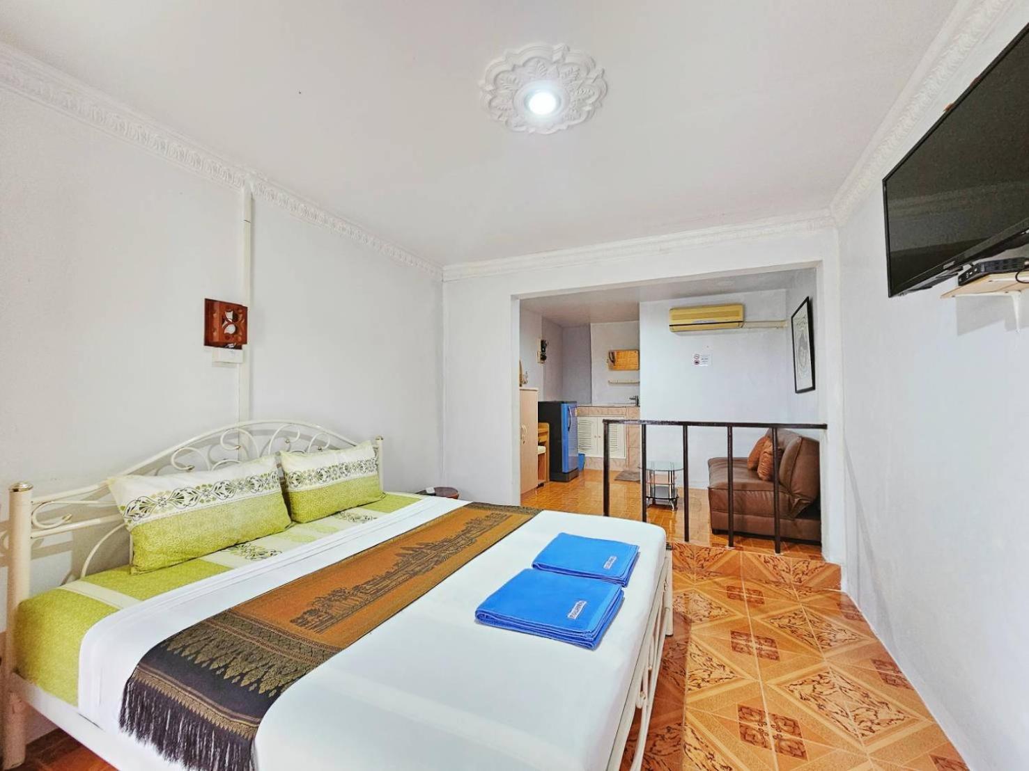 P California Inter Hostel 6/48