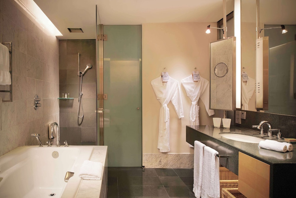 جناح تنفيذي بسرير كينج بإطلالة على المدينة، Hilton Kuala Lumpur 3/3