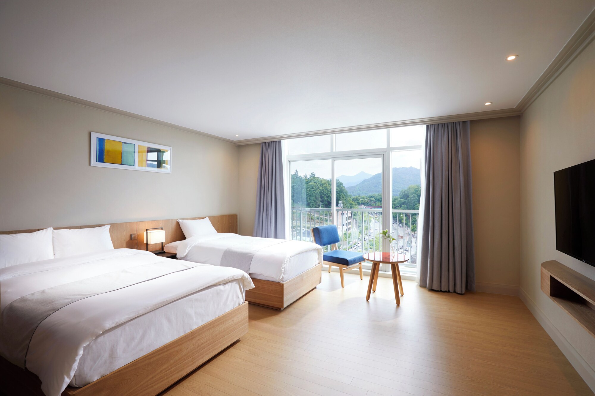 DELUXE, TWIN BEDS, CITY VIEW