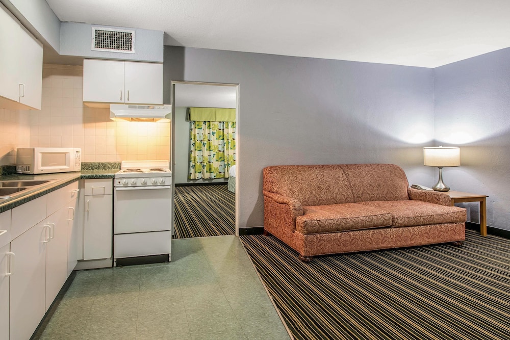 Rodeway Inn & Suites Winter Haven Chain of Lakes 24/35