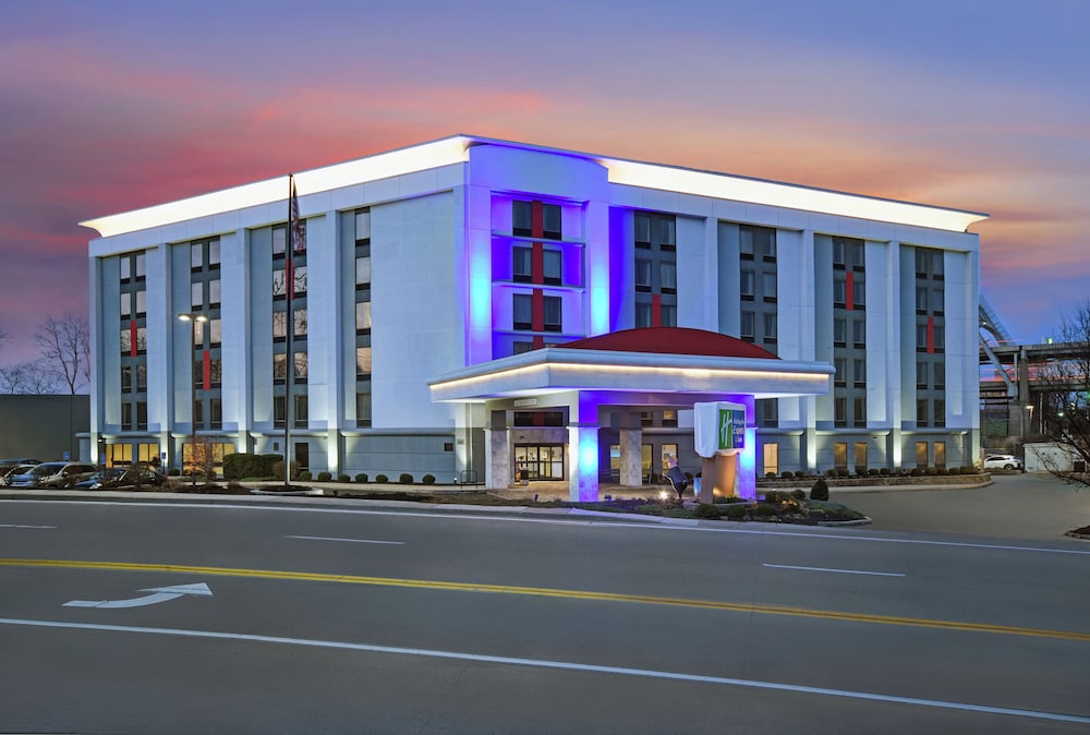 Holiday Inn Express and Suites Cincinnati Riverfront, an IHG Hotel 2/64