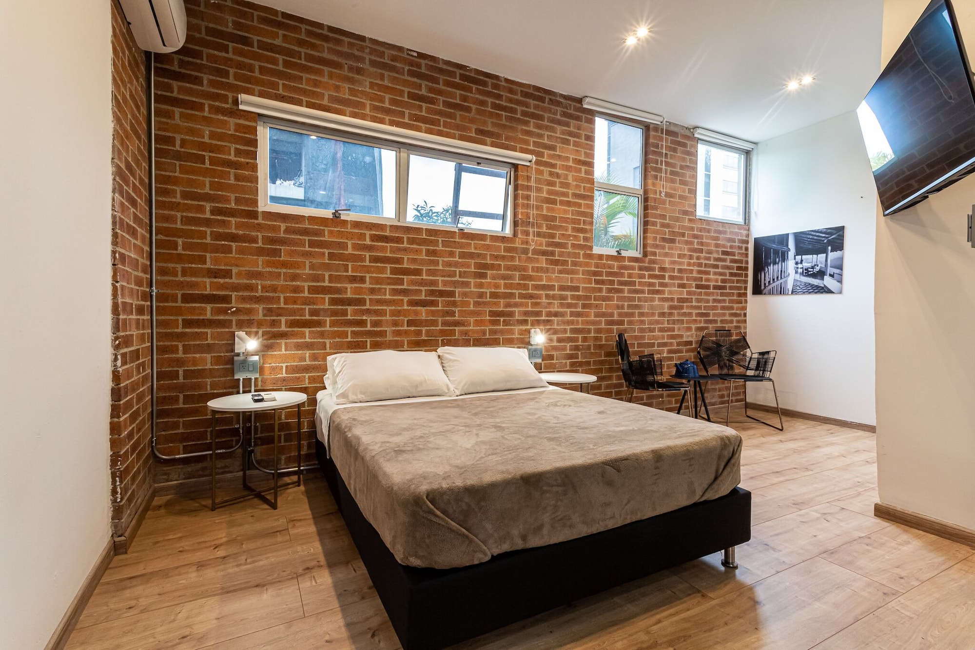 ROOM, DOUBLE BED