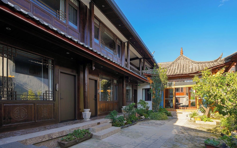 Lijiang Naxi Hereditary Courtyard 3/49