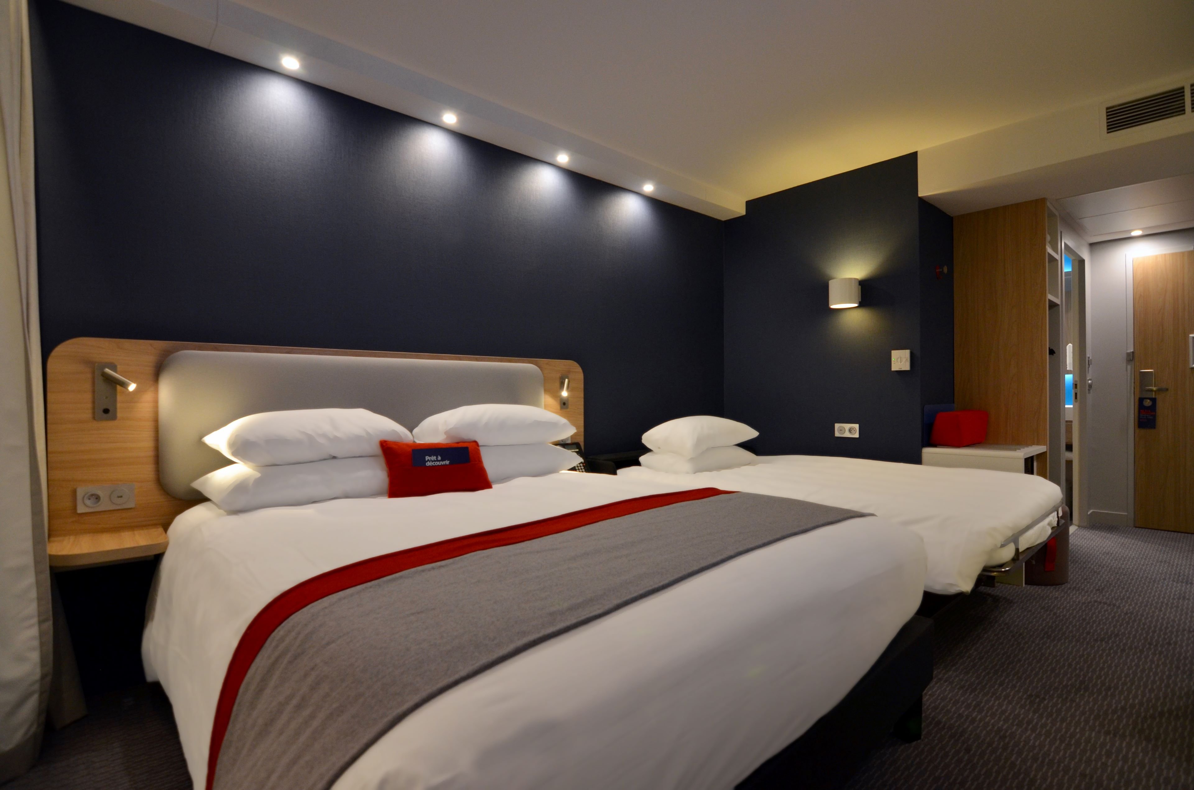 HOLIDAY INN EXPRESS PARIS - CDG AIRPORT 21/70