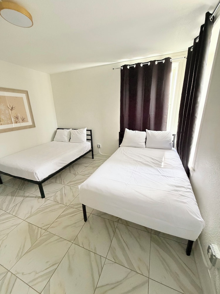 Adrian Hotel 24/66