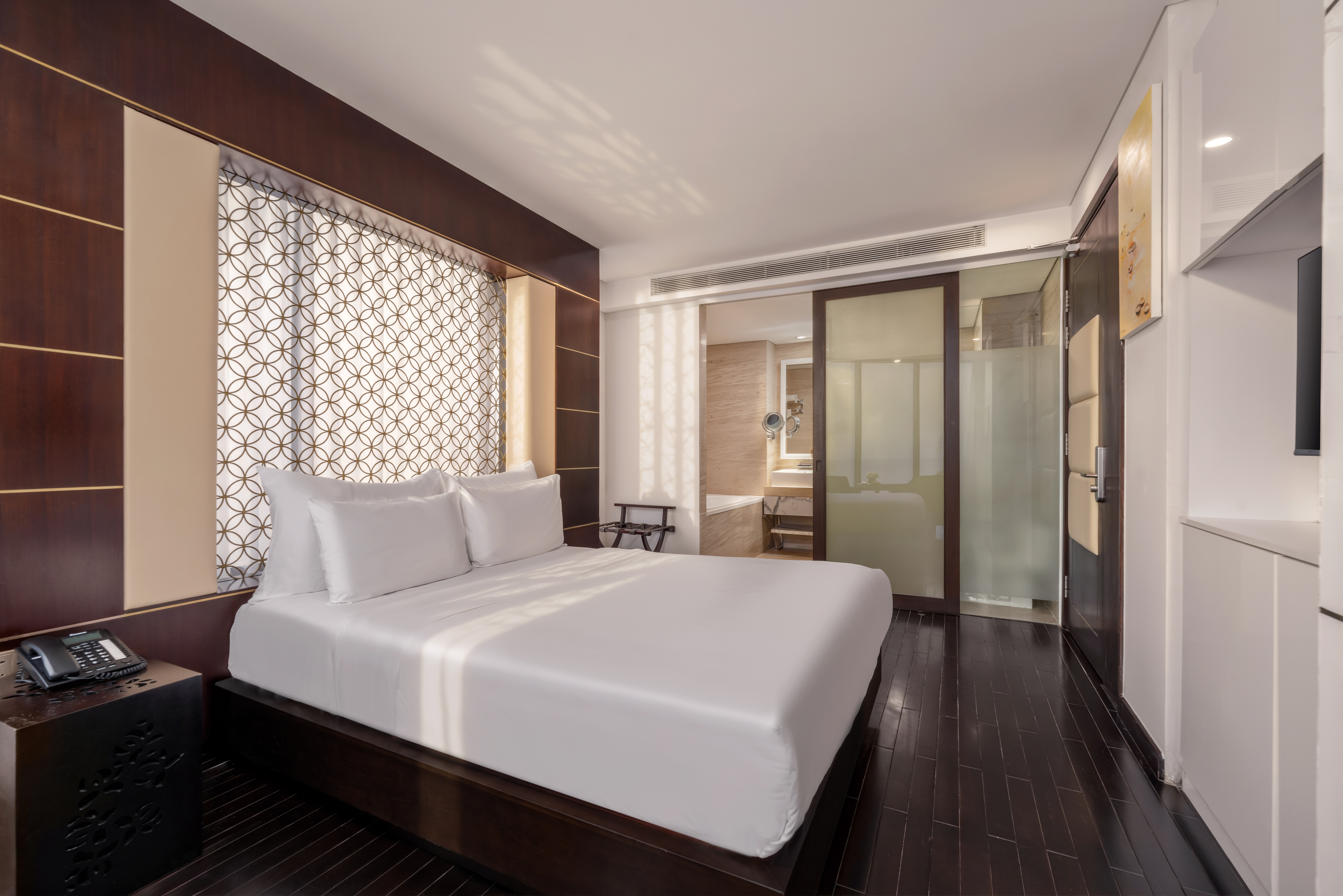 Junior Suite Beachfront, Holiday Beach Hotel Danang 2/5