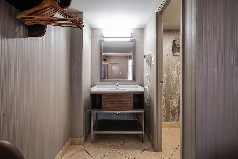 Monte Carlo Inn Toronto West Suites 39/65