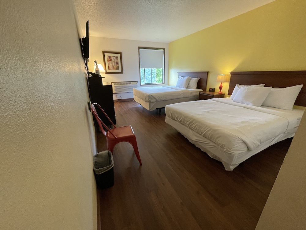 Sunnyside Inn & Suites 24/52
