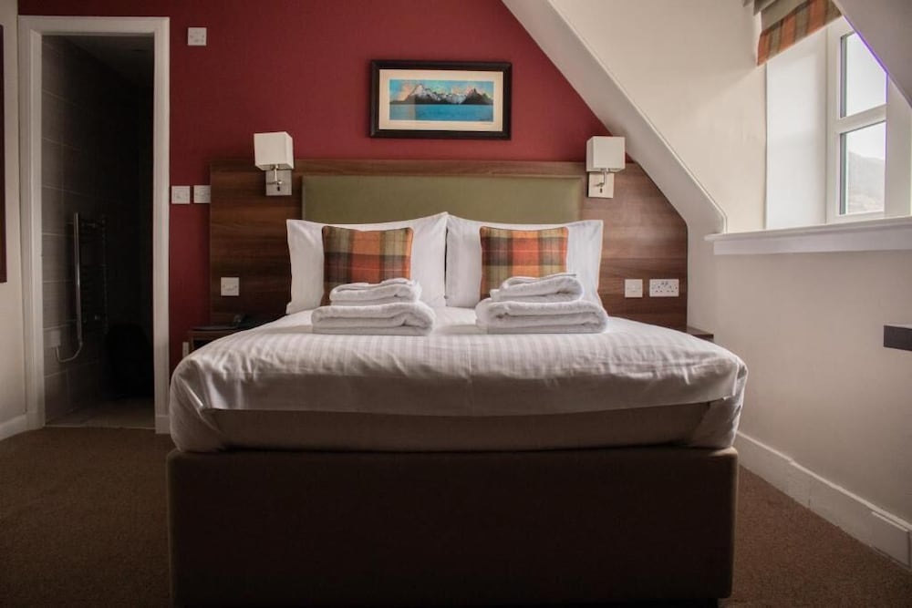 PORTREE HOTEL 11/36