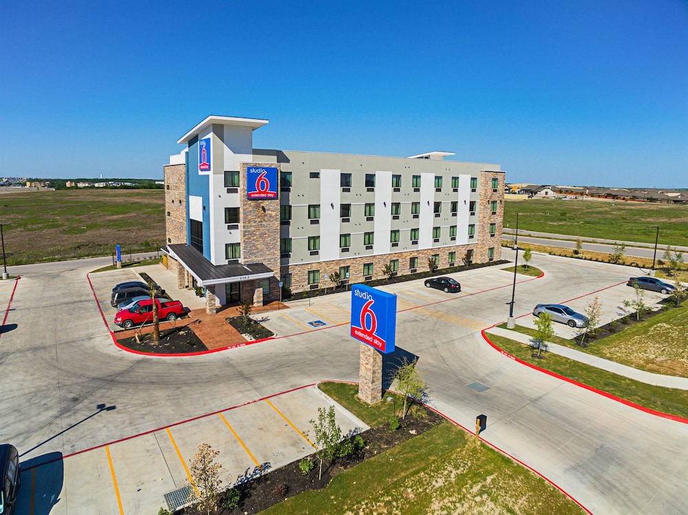 Studio6 Buda, TX 14/63