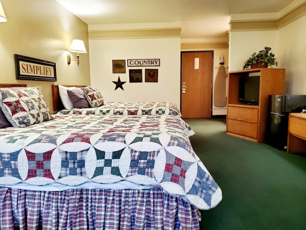 Covered Wagon Motel (ex Rodeway Inn Lusk) 11/50