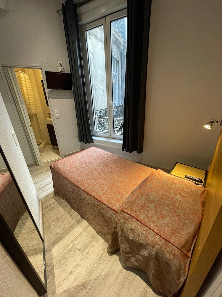 Hotel De La Comedie 7/19