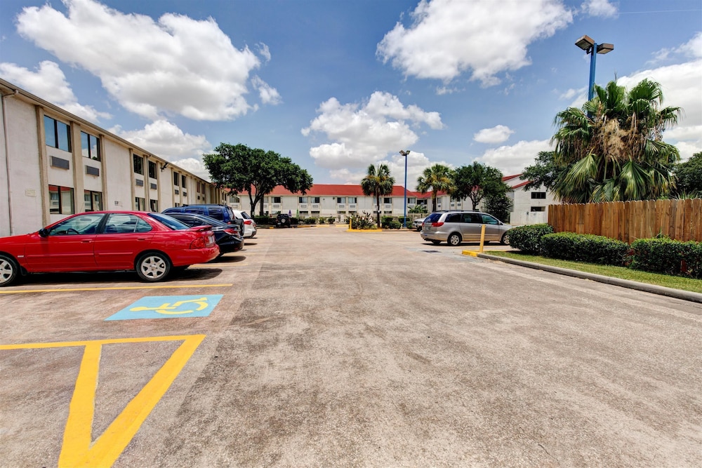 Executive Inn & Suites Hobby 20/29