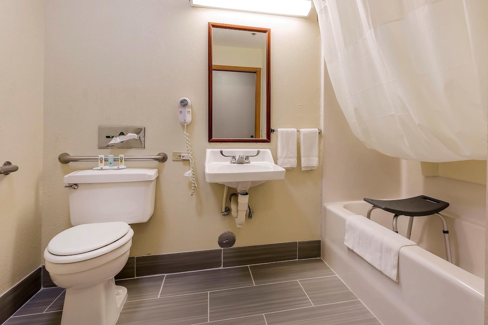 Quality Inn Sycamore - DeKalb 14/43
