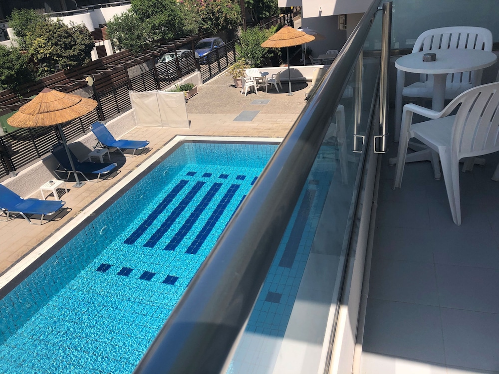 Caravel Apartment Hotel 41/44