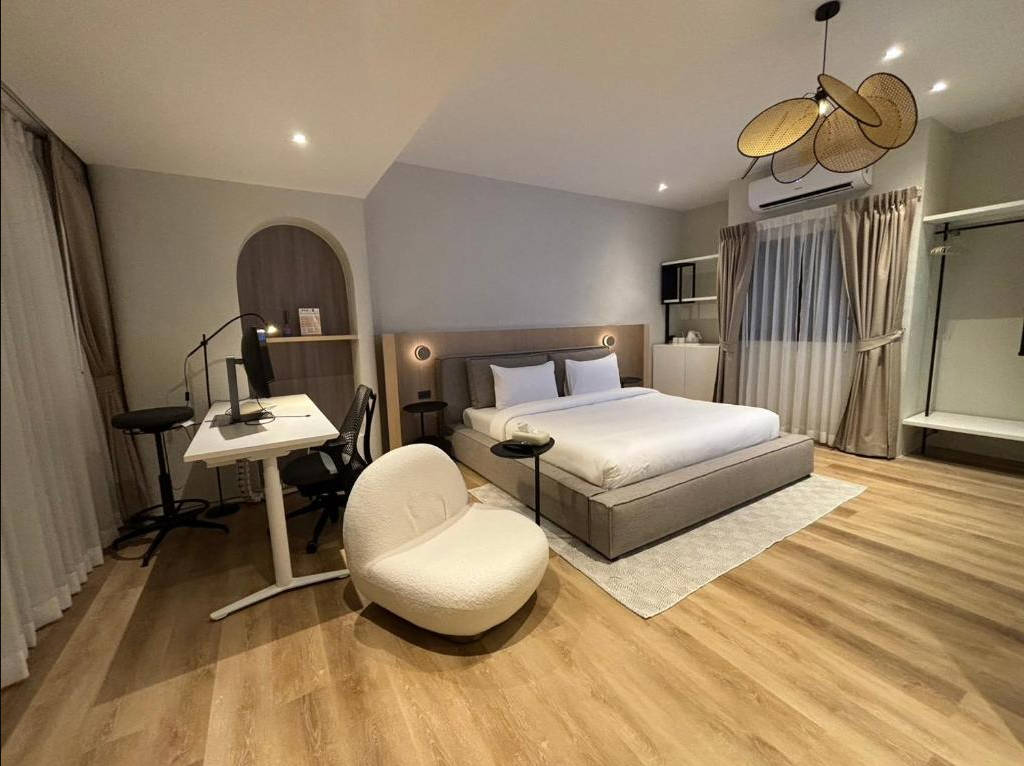 Suite with Workstation Connecting Room