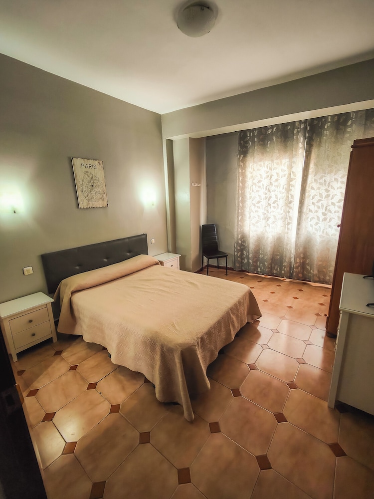 Hostal Paris 4/24