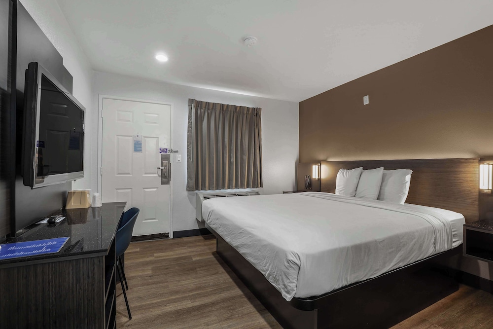 Studio6 Suites Escondido, CA 10/25