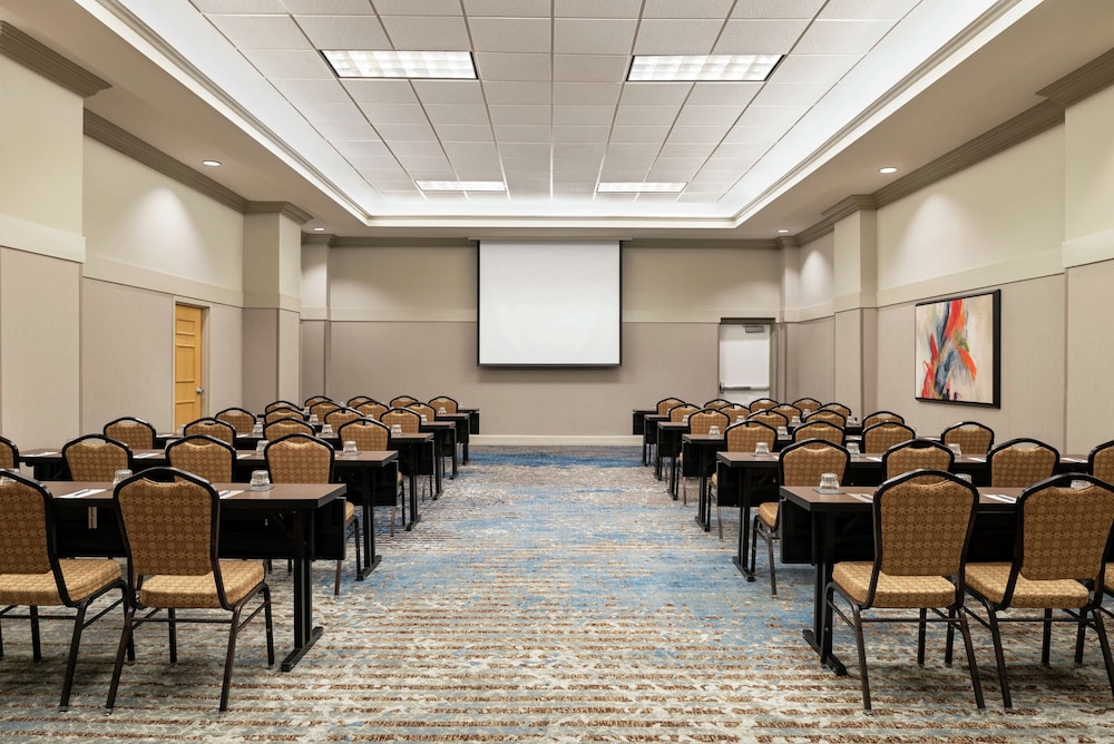 Embassy Suites by Hilton Columbus Dublin 51/55