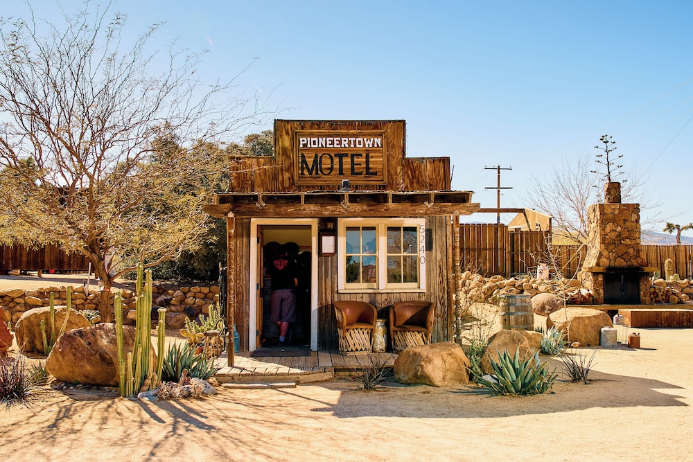 Pioneertown Motel 4/53