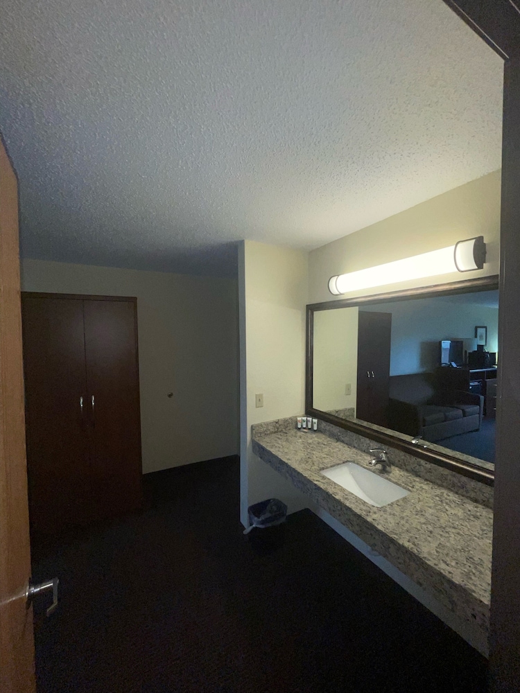 Cobblestone Hotel & Suites - Wisconsin Rapids 31/31