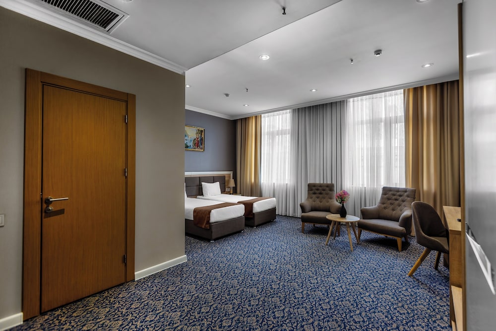 Metro City Hotel 36/44