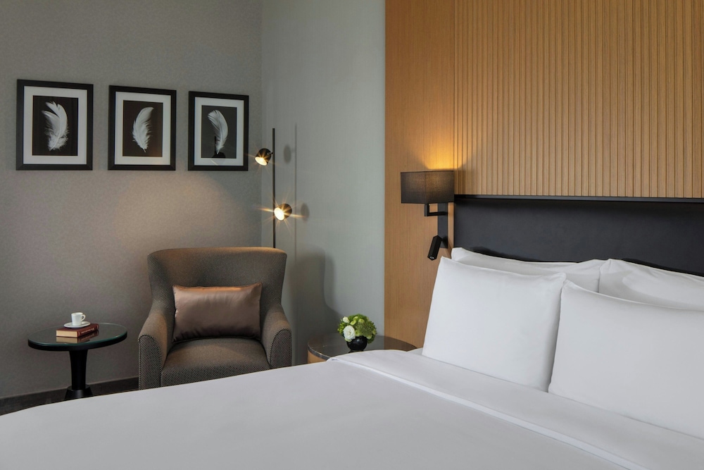 SUPERIOR, TWIN BEDS, CITY VIEW