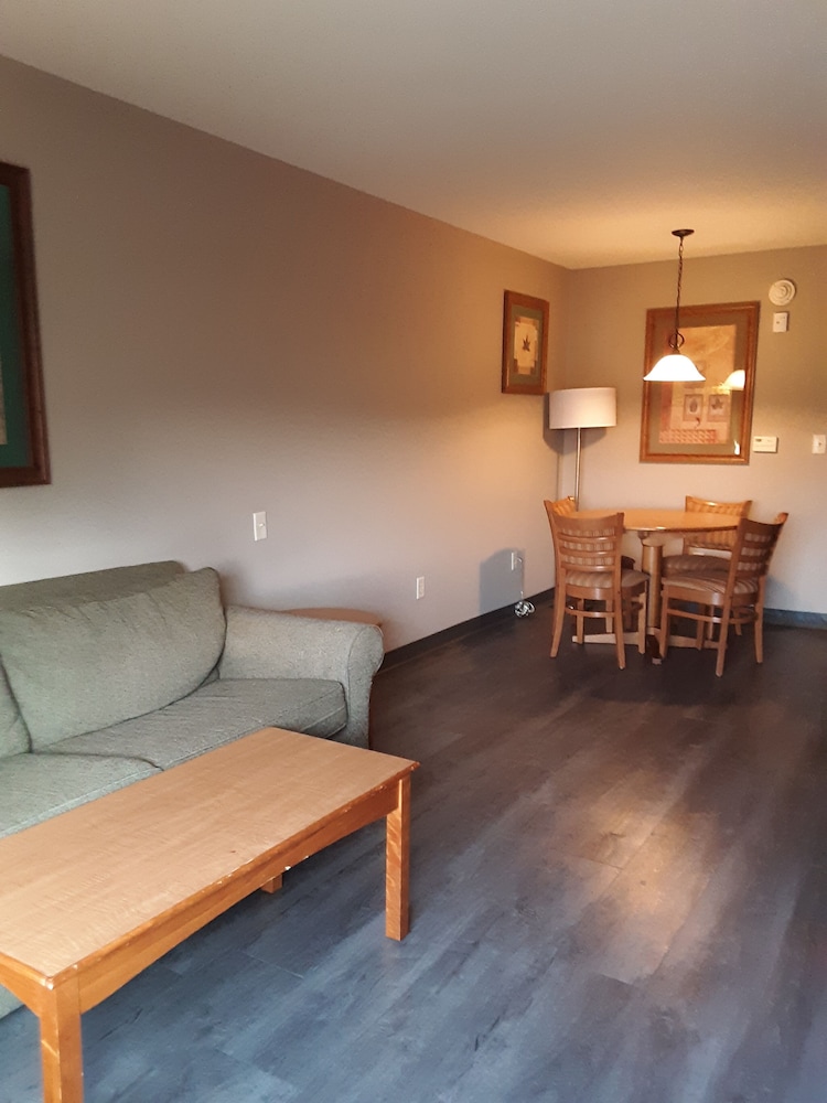 Wingate By Wyndham Bentonville Airport 26/42