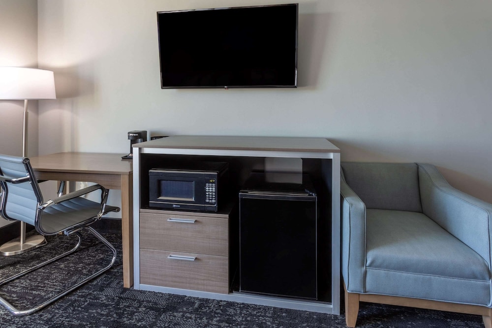 Baymont Inn and Suites by Wyndham Madison 48/64