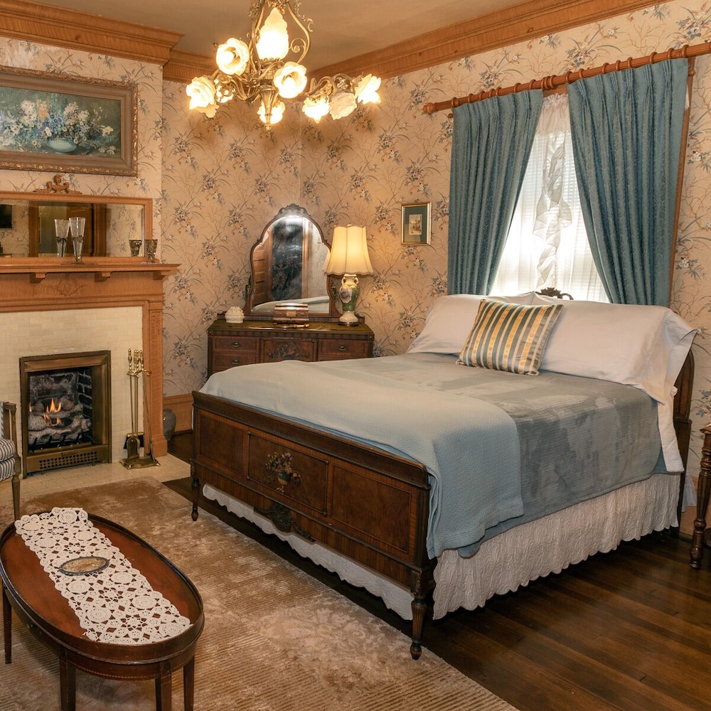 South Broadway Manor Bed and Breakfast 24/72