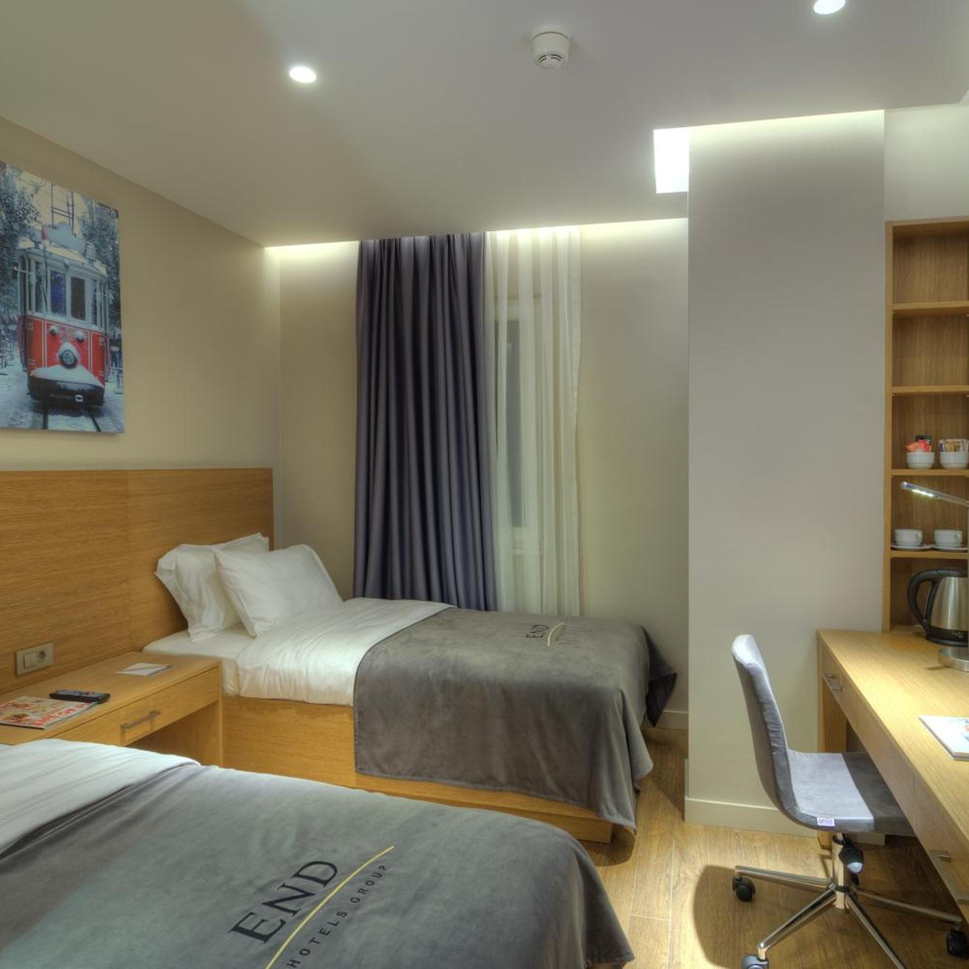 Connecting, Double Bed