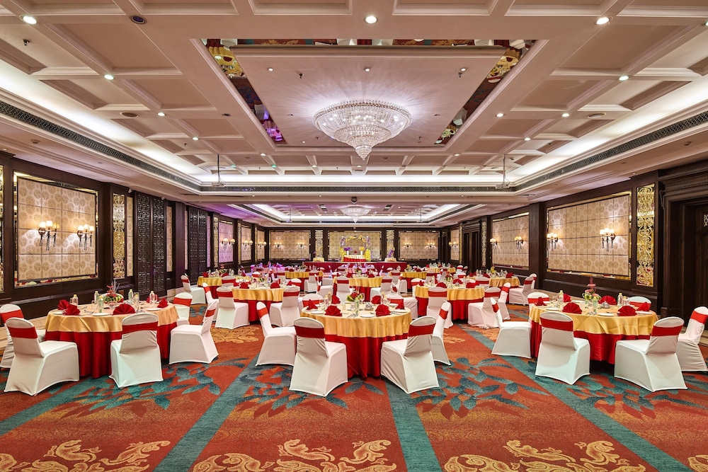MAYFAIR Convention 30/37