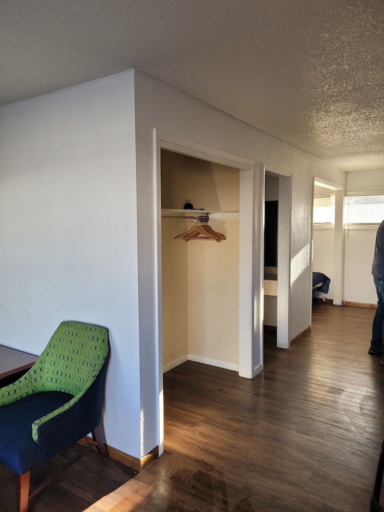 T-59 Motel Thief River Falls 18/34