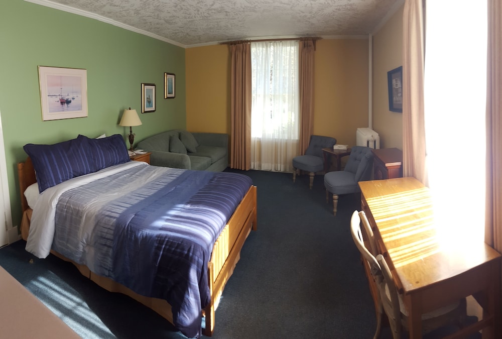 James Bay Inn Hotel Suites Cottage 24/74
