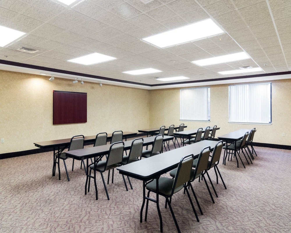 Quality Suites Midland North Loop 250 51/63
